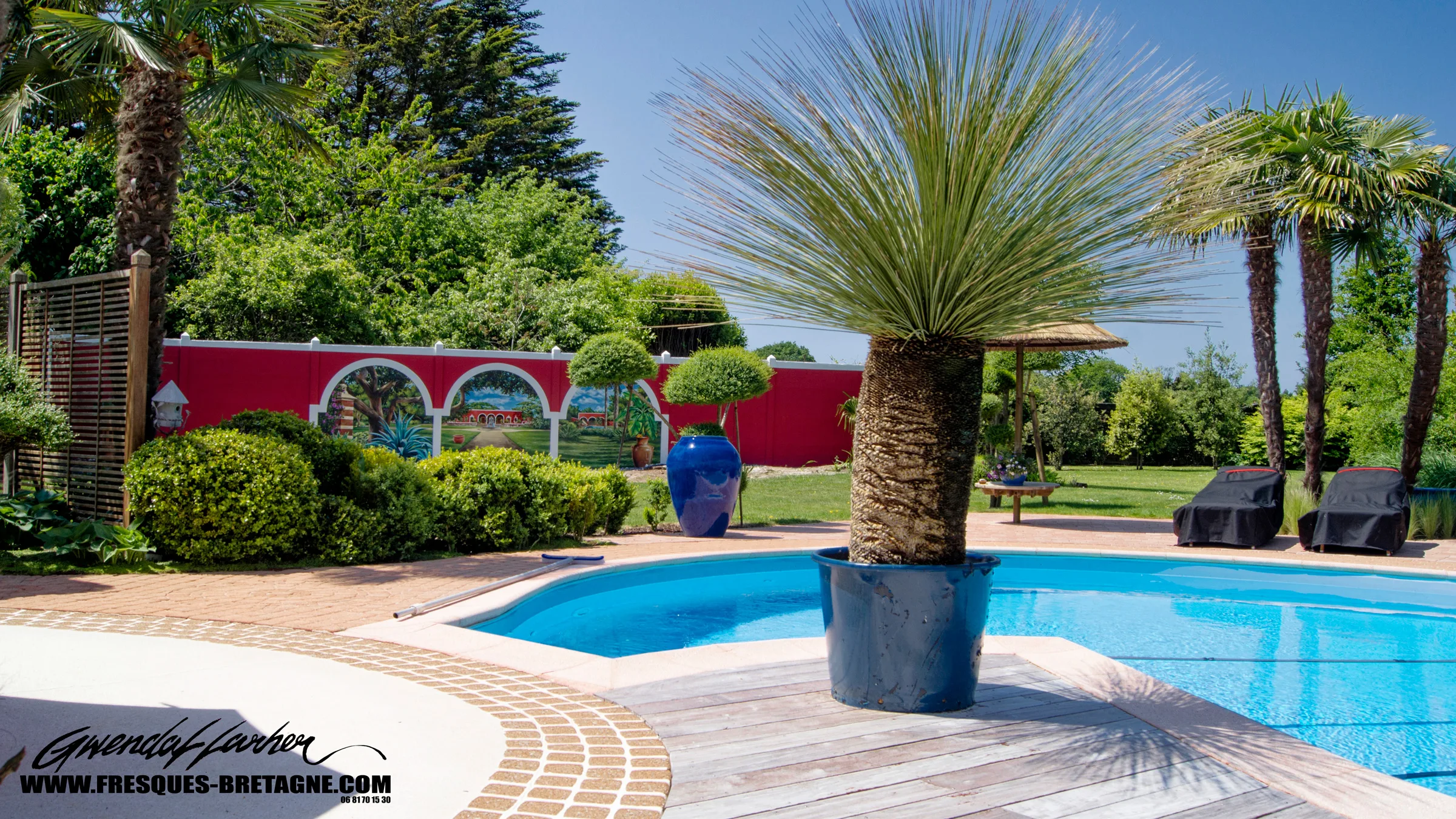 Trompe-l'œil tropical et exotique décorant une piscine extérieure à Quimper, par Gwendal Larher